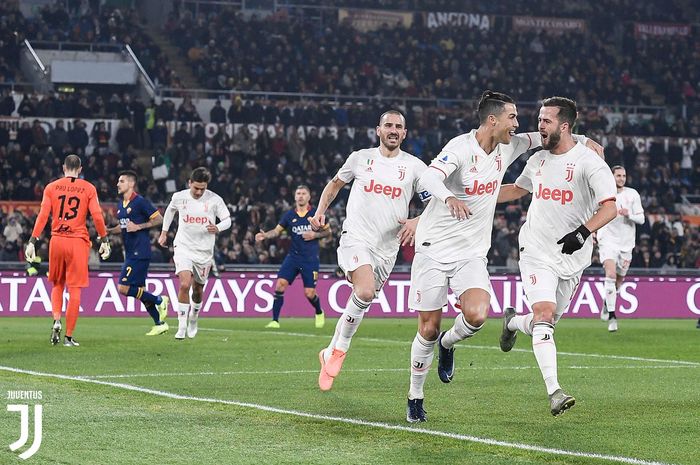Megabintang Juventus, Cristiano Ronaldo, merayakan gol yang dicetak ke gawang AS Roma dalam laga Liga Italia di Stadion Olimpico, Minggu (12/1/2020).
