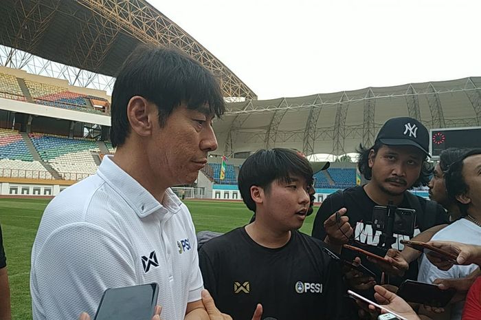 Pelatih timnas Indonesia, Shin Tae-yong menjawab pertanyaan wartawan di Stadion Wibawa Mukti, Cikarang, Senin (13/1/2020).