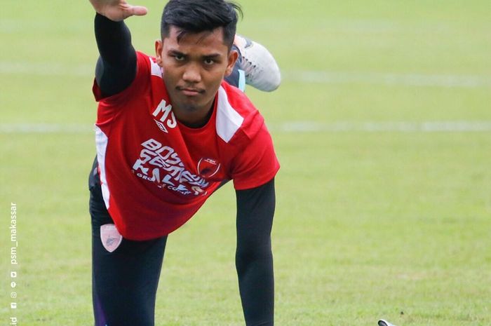 Kiper anyar PSM Makassar, Miswar Saputra, saat mengikuti latihan bersama tim barunya.