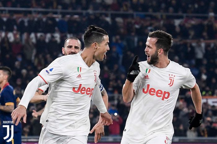 Megabintang Juventus, Cristiano Ronaldo, merayakan gol yang dicetak ke gawang AS Roma dalam laga Liga Italia di Stadion Olimpico, Minggu (12/1/2020).