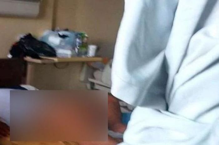 Beli obat kuat, seorang pria justru alami efek samping selama tiga hari dan harus dioperasi. Ternyata, obat yang dibeli adalah obat khusus untuk sapi (Facebook/ La Republica)