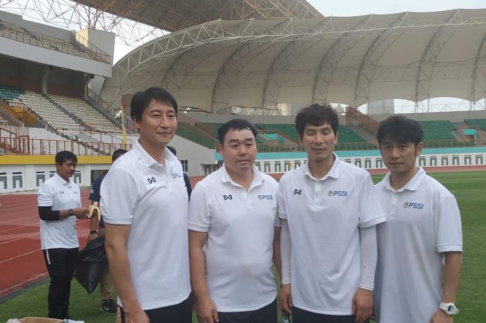 Lee Jae-hong (paling kanan), Gong Oh-kyun (kedua dari kanan) bersama jajaran pelatih timnas Indonesia dari Korea Selatan di Stadion Wibawa Mukti, Cikarang, Senin (13/1/2020).