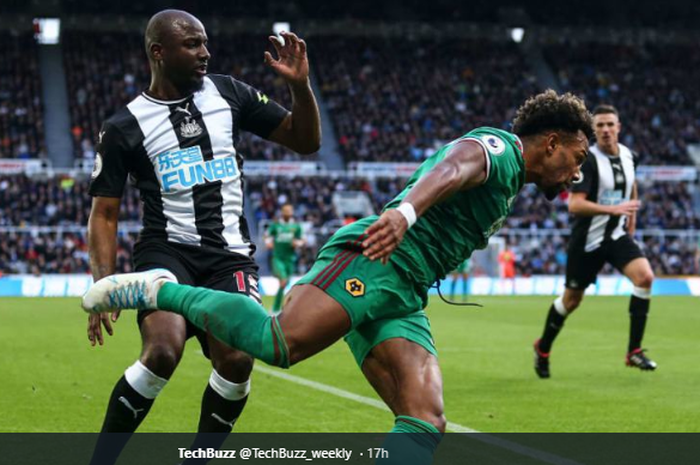 Bek Newcastle United, Jetro Willems (Kiri) saat berhadapan dengan winger Wolverhampton Wanderers, Adama Traore di laga pekan ke-22 Liga Inggris, Sabtu (11/1/2019) kemarin.