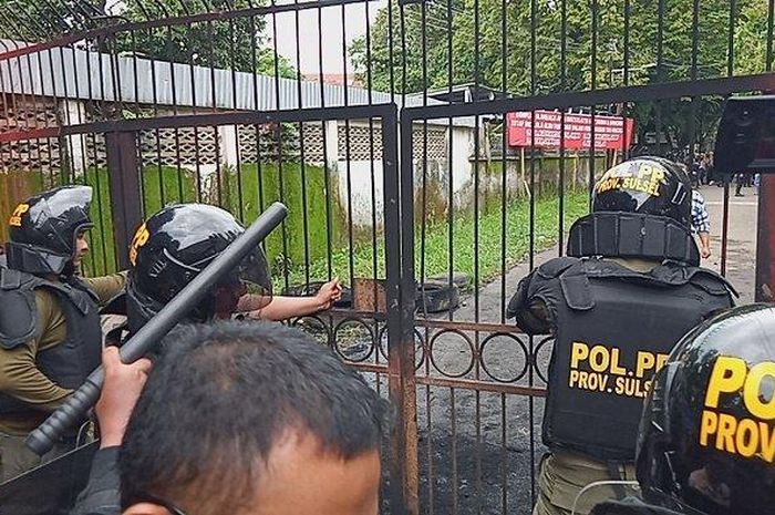 Pihak Satpol PP tengah berusaha masuk ke dalam area Stadion Andi Mattalatta, Makassar dengan menerobos pagar di Jalan Kaka Tua, Makassar, Rabu (15/1/2020).