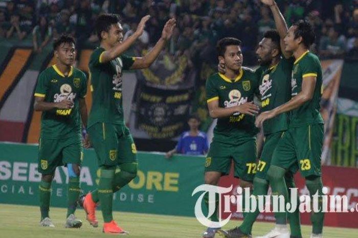 Para pemain Persebaya Surabaya, Zulfikar, Patrich Wanggai, Hansamu Yama, merayakan gol Persebaya dalam laga persahabatan Persebaya vs Persis Solo di Stadion Gelora Bung Tomo (GBT) Surabaya, Sabtu (11/1/2020) malam.