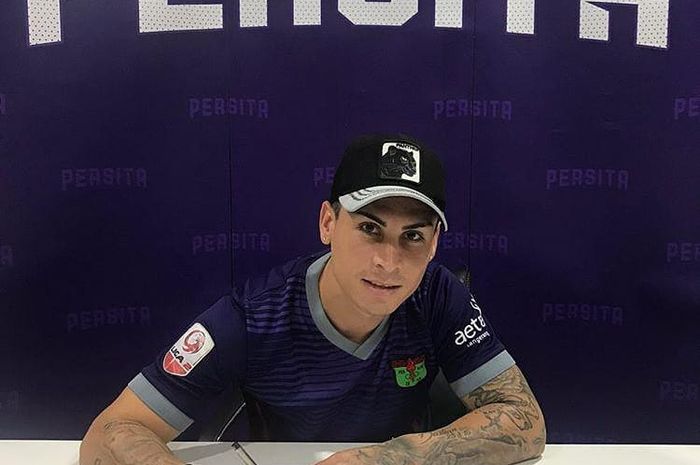 Gelandang asal Argentina, Mateo Bastos, saat menandatangani kontrak bersama Persita Tangerang pada bursa transfer pramusim Liga 1 2020.