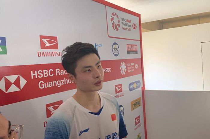 Pebulu tangkis tunggal putra China, Shi Yu Qi, berbicara di mixed zone seusai bertanding pada babak pertama Indonesia Masters 2020 di Istora Senayan, Jakarta, Rabu (15/1/2020).