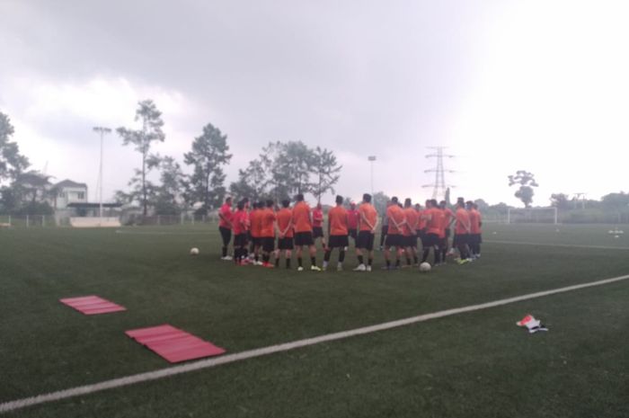 Suasana latihan Persija jakarta di Lapangan Sawangan, Depok, Kamis (16/1/2020).