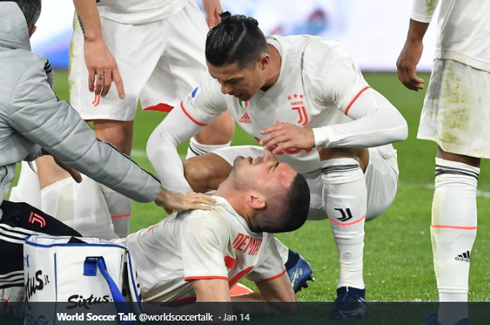 Merih Demiral (Tengah) saat mendapatkan perawatan di tengah laga Juventus menghadapi AS Roma di Liga Italia, Minggu (12/1/2020).