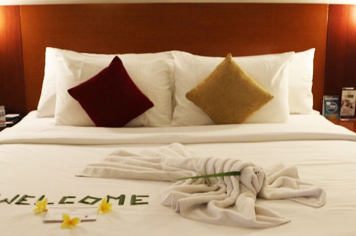Perhaps the only ornament in this room is lobster-shaped sheet. Executive room of Mercure Hotel Jakarta Kota