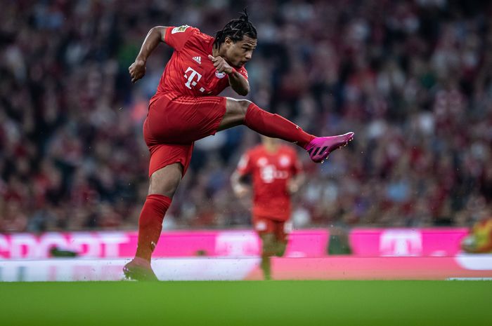 Pemain Bayern Muenchen, Serge Gnabry, beraksi di Bundesliga.