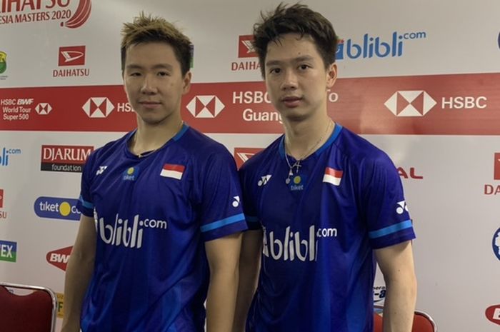 Marcus Fernaldi Gideon/Kevin Sanjaya Sukamuljo berfoto usai laga perempat final Indonesia Masters 2020, Jumat (17/1/2020) di Istora Senayan, Jakarta.