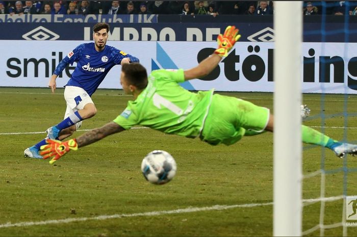 Suat Serdar, saat mencetak gol untuk Schalke 04.