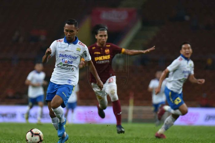 Pemain Persib Bandung, Beni Oktavianto, menggiring bola saat laga melawan Selangor FA pada Asia Challenge 2020 di Stadion Shah Alam, Malaysia, 18 Januari 2020.