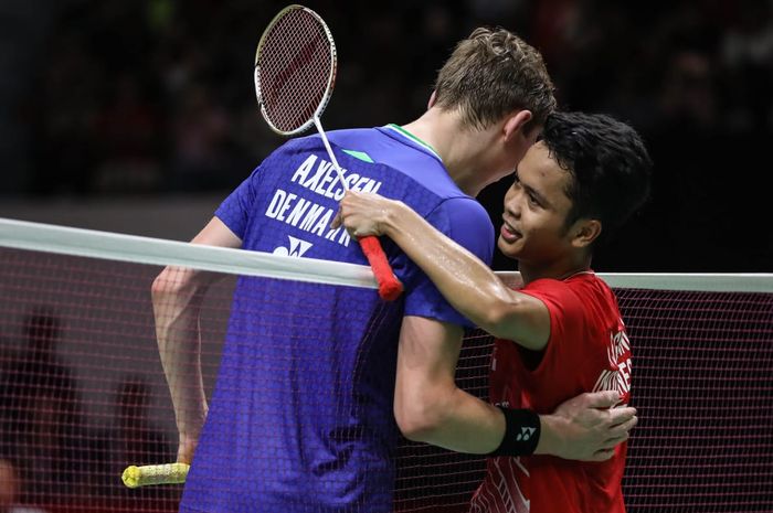 Pebulu tangkis tunggal putra Indonesia, Anthony Sinisuka Ginting, bersalaman dengan Viktor Axelsen setelah laga semifinal Indonesia Masters 2020 di Istora Senayan, Jakarta, Sabtu (18/1/2020).