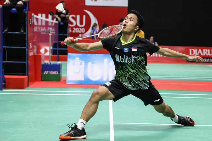 Pebulu tangkis tunggal putra Indonesia, Anthony Sinisuka Ginting, saat bertanding melawan Huang Yu Xiang (China) pada perempat final Indonesia Masters 2020.