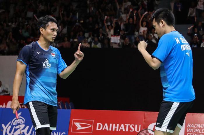 Pasangan ganda putra Indonesia, Mohammad Ahsan/Hendra Setiawan, bereaksi saat memenangi poin pada pertandingan melawan Lee Yang/Wang Chi-Lin pada perempat final Indonesia Masters 2020.