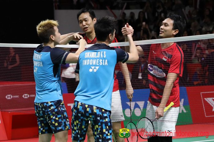 Mohammad Ahsan/Hendra Setiawan bersalaman dengan Marcus Fernaldi Gideon/Kevin Sanjaya Sukamuljo usai tampil di final Indonesia Masters 2019, Minggu (27/1/2019).