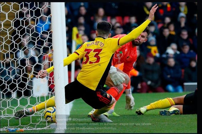 Pemain Watford, Ignacio Pussetto, melakukan sapuan di garis gawang untuk mencegah Tottenham Hotspur mencetak gol dalam laga Liga Inggris di Vicarage Road, 18 Januari 2020.