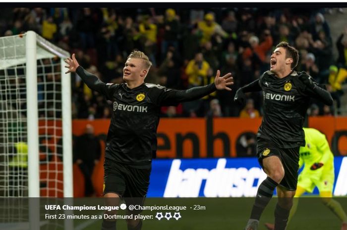 Erling Haaland (kiri) merayakan gol untuk Borussia Dortmund ke gawang Augsburg dalam partai Liga Jerman, 18 Januari 2020.