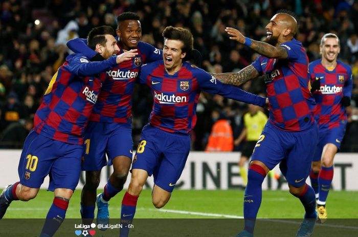 Para pemain Barcelona merayakan gol yang dicetak Lionel Messi (kiri) ke gawang Granada pada pertandingan Liga Spanyol, Minggu (19/1/2020).