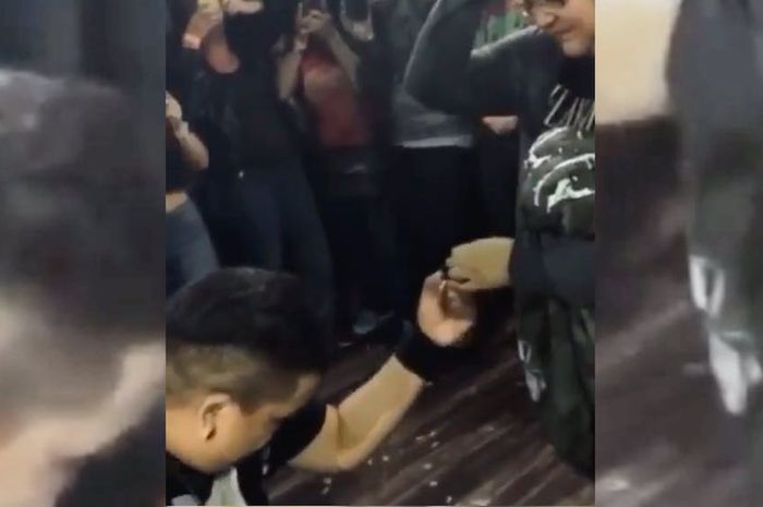 Cowok Ini Lamar Kekasihnya di Tengah-tengah Konser Machine Head