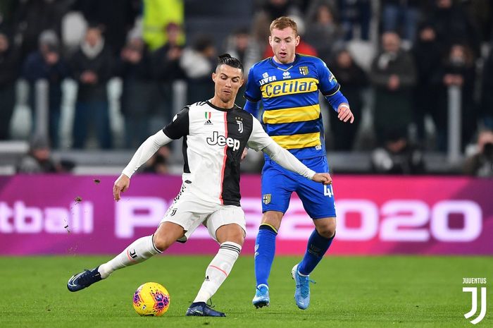 Megabintang Juventus, Cristiano Ronaldo (kiri), beraksi dalam laga Liga Italia melawan Parma di Stadion Allianz, Minggu (19/1/2020).