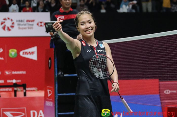 Pebulu tangkis tunggal putri asal Thailand, Ratchanok Intanon, saat memastikan gelar juara Indonesia Masters 2020 usai mengalahkan Carolina Marin (Spanyol) pada babak final yang dihelat di Istora Senayan Jakarta, Minggu (19/1/2020).