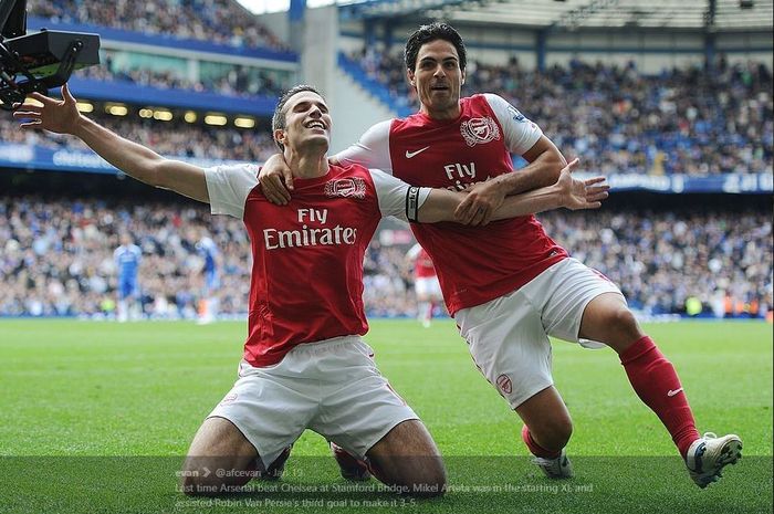 Mikel Arteta (kanan) dan Robin van Persie merayakan gol Arsenal ke gawang Chelsea dalam partai Liga Inggris di Stamford Bridge, London, 29 Oktober 2011.