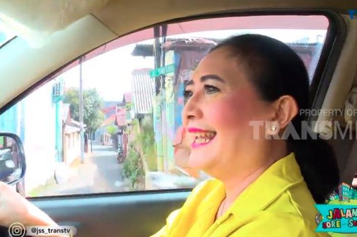 Darty Manullang, aktris yang kini alih profesi jadi supir taksi online
