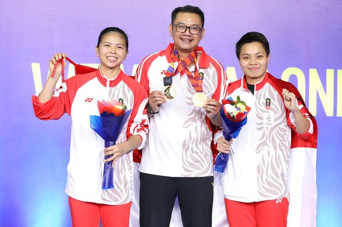 Pelatih kepala ganda putri Indonesia, Eng Hian, berpose dengan Greysia Polii/Apriyani Rahayu, setelah memastikan medali emas pada SEA Games 2019 di Muntinlupa Sports Center, Manila, Filipina.
