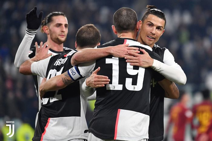 Megabintang Juventus, Cristiano Ronaldo (kanan), merayakan gol yang dicetak ke gawang AS Roma dalam laga perempat final Coppa Italia di Stadion Allianz, Rabu (22/1/2020).