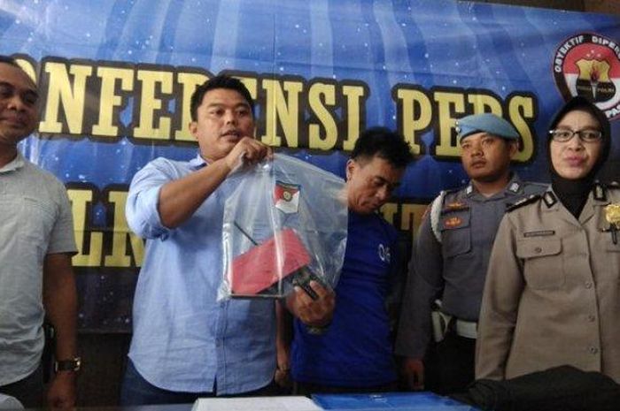 Kasatreskrim Polres Bantul, AKP Riko Sanjaya, didampingi Kasubag Humas Polres Bantul AKP Sulistyaningsih menunjukkan pelaku TNI gadungan dan sejumlah barang bukti.