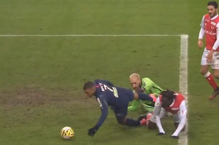 Penyerang muda Paris Saint-Germain, Kylian Mbappe, mencoba melakukan aksi nakal dengan tangan untuk mencetak gol ke gawang Reims dalam laga Piala Liga Prancis, Kamis (23/1/2020) di Stadion Auguste Delaune II.