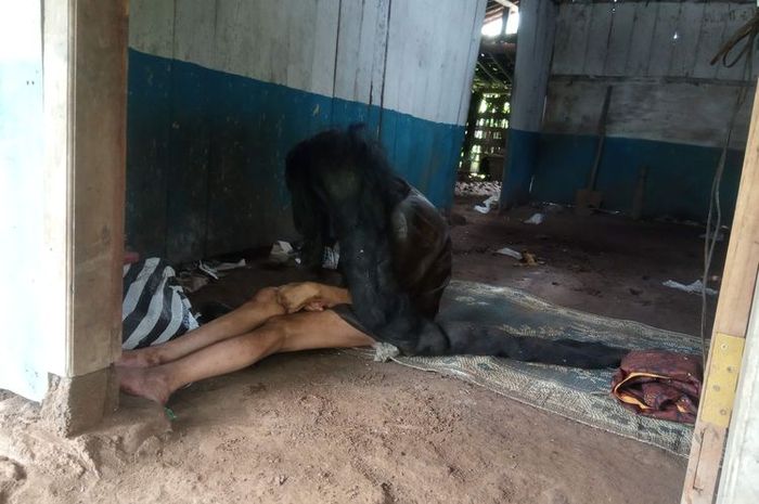 Sukiyah hidup seorang diri di dalam rumah beralas tanah dan berdinding papan, perempuan yang diperkirakan berumur 50 tahun ini berteman gelap