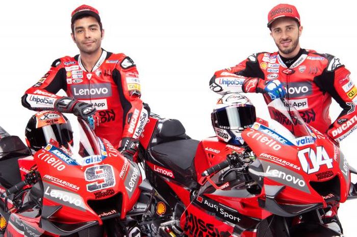 Andrea Dovizioso (kanan) dan Danilo Petrucci dalam tampilan baru tim Ducati untuk MotoGP musim 2020.