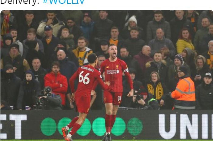 Kapten Liverpool, Jordan Henderson (kanan), merayakan golnya bersama Trent Alexander-Arnold dalam laga Liga Inggris melawan Wolverhampton Wanderers di Stadion Molineux, Kamis (23/1/2020).