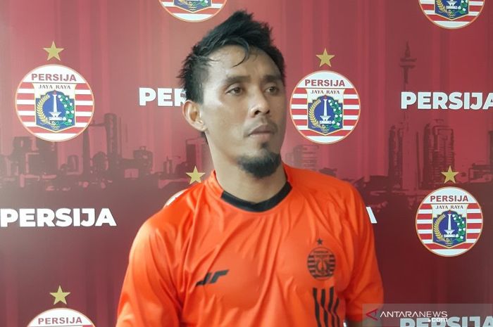 Bek Persija Jakarta Maman Abdurrahman memberikan keterangan kepada media usai berlatih di Lapangan PS AU TNI Angkatan Udara, Halim Perdanakusuma, Jakarta, Kamis (23/1/2020).