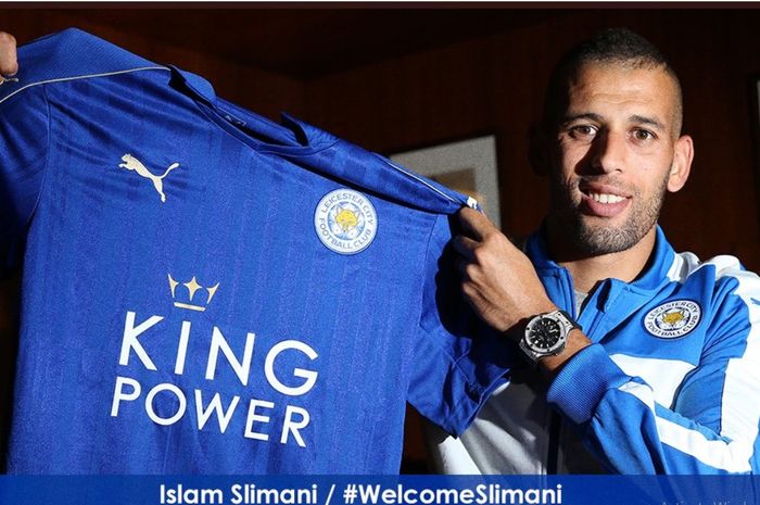 Penyerang Islam Slimani waktu diperkenalkan sebagai pemain Leicester City pada 2016.