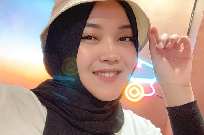 Gambar Selfie Pake Topi - foto candid kekinian