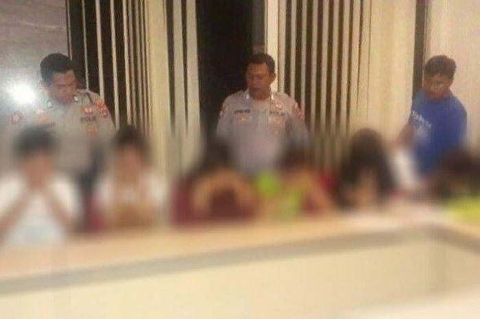 Enam orang diamankan oleh Satuan Sabhara Polres Banjarbaru, yang dipimpin Aiptu Isman terkait kasus prostitusi online, berinisial, Rr, ST, DL, dan MY, juga dua laki-laki AB dan CD.