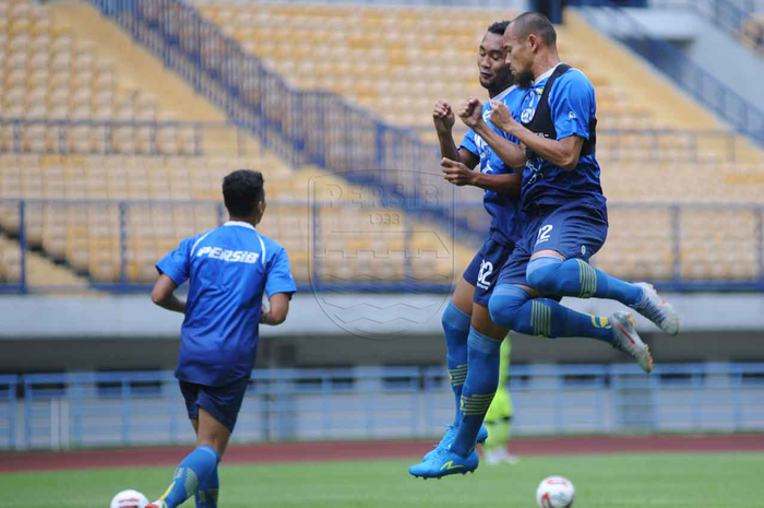 Sesi latihan Persib Bandung dalam persiapan menyambut kompetisi Liga 1 2020 di Stadion Gelora Bandung Lautan Api (GBLA), Bandung, 25 Januari 2020