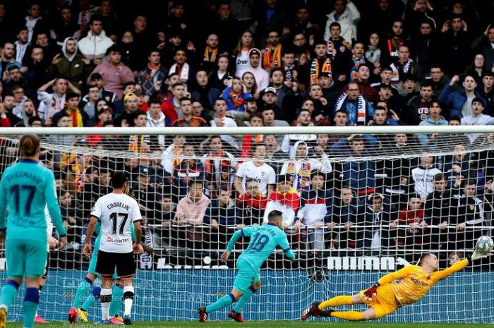 Kiper Barcelona, Marc-Andre Ter Stegen menyapu penalti striker Valencia, Maxi Gomez dalam laga La Liga Spanyol pekan ke-21, Sabtu (25/1/2020) di Stadion Mestalla.