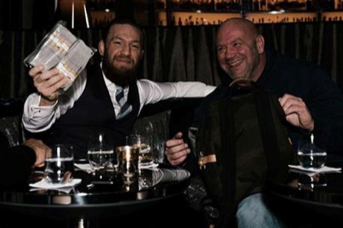 Bintang MMA, Conor McGregor (kiri), dan Presiden UFC, Dana White (kanan). 