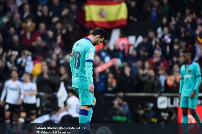 Lionel Messi tampak tertunduk lesu usai Barcelona takluk 0-2 dari Valencia di Stadion Mestalla pada lanjutan pertandingan Liga Spanyol, Sabtu (25/1/2020).