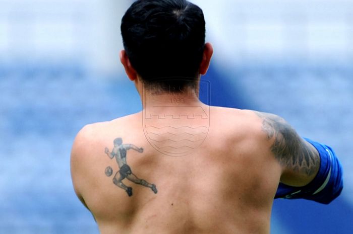 Tato di punggung kiri Esteban Viscarra yaitu Diego Maradona.