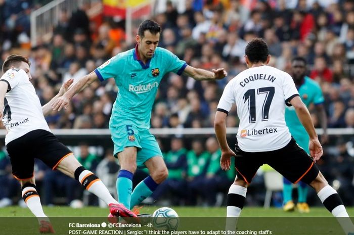 Gelandang bertahan Barcelona, Sergio Busquets, mendapat hadangan dari dua pemain Valencia, Kevin Gameiro dan Francis Coquelin pada pertandingan di Stadion Mestalla, Sabtu (25/1/2020).