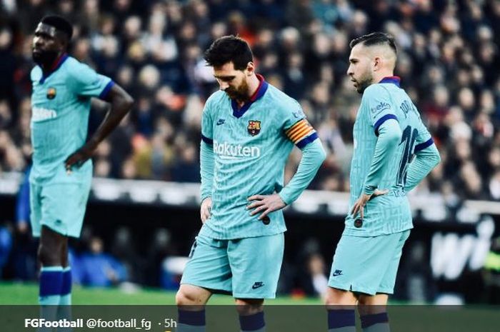 Pemain Barcelona, Samuel Umtiti, Lionel Messi, dan Jordi Alba tampak lesu seusai dikalahkan Valencia dengan skor 0-2 dalam laga La Liga Spanyol pada Sabtu (25/1/2020) di Stadion Mestalla.