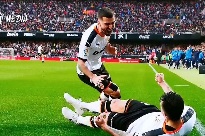 Winger Valencia, Ferran Torres (kiri), merayakan gol yang dicetak Maxi Gomez (kanan) ke gawang Barcelona pada lanjutan laga La Liga Spanyol, Sabtu (25/1/2020) di Stadion Mestalla.