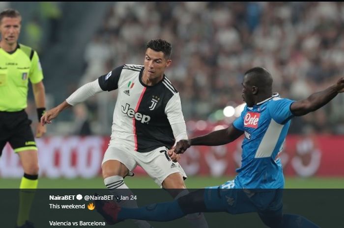 Duel antara Cristiano Ronaldo dan Kalidou Koulibaly pada pertemuan perdana antara Juventus dan Napoli di Liga Italia musim 2019-2020.